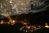 Festival v kratkih novembrskih dneh, ko se stemni že v popoldanskih urah, poživi izbrane mestne kotičke in jih pretvori v prav posebne ambiente. Foto: Gledališče Ane Monro