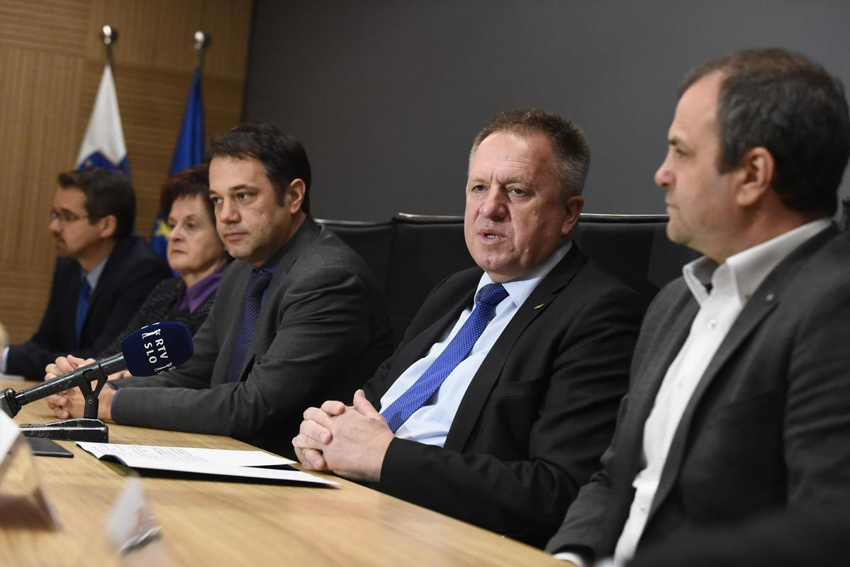Radio Koper/Ministrstvo za gospodarski razvoj in tehnologijo|Novogoriški župan Matej Arčon in minister za gospodarstvo Zdravko Počivalšek po podpisu Dogovora za razvoj Goriške regije.