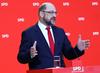 Prvak socialdemokratov Martin Schulz je sporočil, da se zaradi nesoglasij v stranki odpoveduje vstopu v novo vlado kanclerke Angele Merkel. Foto: Reuters/Pawel Kopczynski