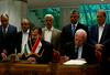 Vodja delegacije Hamasa Saleh Arouri in vodja Fataha Azam Ahmad sta oktobra v Kairu podpisala dogovor o predaji oblasti iz rok Hamasa v roke mednarodno priznane palestinske vlade. Foto: Reuters