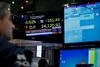 Leto 2017 se izteka z novimi rekordi na Wall Streetu. Newyorški Dow Jones se je v ponedeljek le na dobrih 100 točk približal meji 25 tisoč točk, v torek pa je njegova vrednost nekoliko zanihala navzdol (24.754 točk). Foto: Reuters