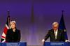 Britanska premierka Theresa May in predsednik Evropske komisije Jean Claude Juncker na skupni novinarski konferenci v Bruslju. Politika sta podala le skupno izjavo, na novinarska vprašanja pa nista odgovarjala. Foto: Reuters