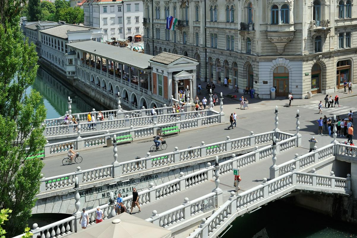 Tromostovje in tržnica. Tromostovje in tržnica. Foto: Miran Kambič