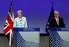 Zadovoljna britanska premierka in predsednik Evropske komisije po naporni noči pogajanj. Foto: Reuters