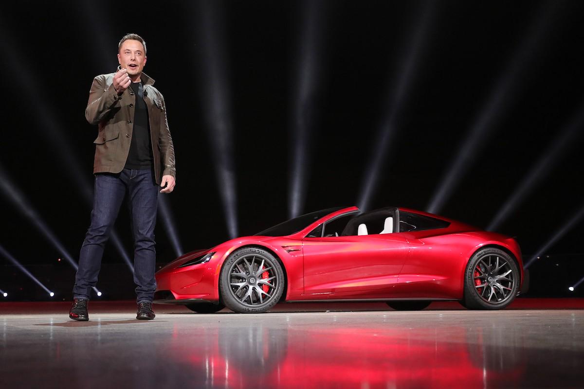 Delnice Tesle (na sliki prvi mož Elona Muska) so že presegle 2000 dolarjev, vrednost podjetja pa se je približala 400 milijardam dolarjev.  Le osem ameriških podjetij ima višjo tržno kapitalizacijo.  Foto: EPA