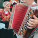 Dr. Rajko Mursič je izpostavil »nesporazum med folkloro in etnologijo ter antropologijo«. Eno je namreč folklorna dejavnost, kakor jo razumejo plesalci folklornih plesov in kakor je sicer razumljena v javnosti, drugo pa je razumevanje folklore kot dela etnoloških in antropoloških študijev. Zato so srečanja med folkloro in etnologijo vselej »spodletela srečanja«. Foto: Folklorna skupina Emona