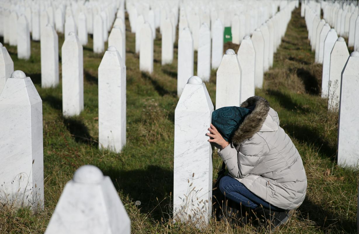 Ženska med žalovanjem v spominskem centru Potočari, kjer so grobovi bošnjaških žrtev pokola v Srebrenici. Foto: Reuters Ženska med žalovanjem v spominskem centru Potočari, kjer so grobovi bošnjaških žrtev pokola v Srebrenici. Foto: Reuters