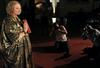 Hilary Mantel je pravi naslov za pisateljske nasvete: Bookerjevo nagrado je dobila že dvakrat, najprej leta 2009 za roman Wolf Hall in še leta 2012 za Bring Up the Bodies, drugi del trilogije o Thomasu Cromwellu. Tako je postala tudi prva (in za zdaj edina) ženska z dvema Bookerjevima nagradama. Foto: EPA
