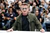 Sean Penn, politični aktivist in igralec se je v sredo s snemalno ekipo mudil tudi pred rezidenco savdskega konzula in na drugih točkah po mestu. Foto: EPA
