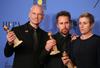 Zmagovita trojica večera: Martin McDonagh, Sam Rockwell in Frances McDormand. Zastopali so zmagovalni film večera, Tri plakate pred mestom, domov pa so odnesli tudi "individualne" zlate globuse - za najboljši scenarij, najboljšega igralca v stranski vlogi in najboljšo igralko v glavni vlogi.