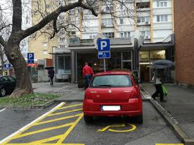 V Novi Gorici so parkirišča za invalide na papirju urejena, v praksi pa ne