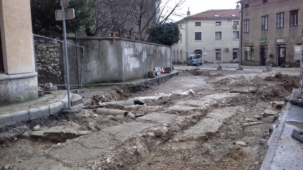 Radio Koper/Karin Zorn|Obnova starega mestnega jedra v Ajdovščini, ki so jo začeli pred dvema mesecema, teče skladno z načrti.