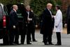Trump z zdravnikom Bele hiše Ronnyjem Jacksonom. Po pregledu je ameriški predsednik pomahal novinarjem in odhitel na Florido. Foto: Reuters