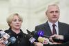 Nova premierka Viorica Dancila in vodja vladajoče stranke Liviu Dragnea, zaradi spora, s katerim naj bi odstopila zadnja dva premierja. Foto: Reuters
