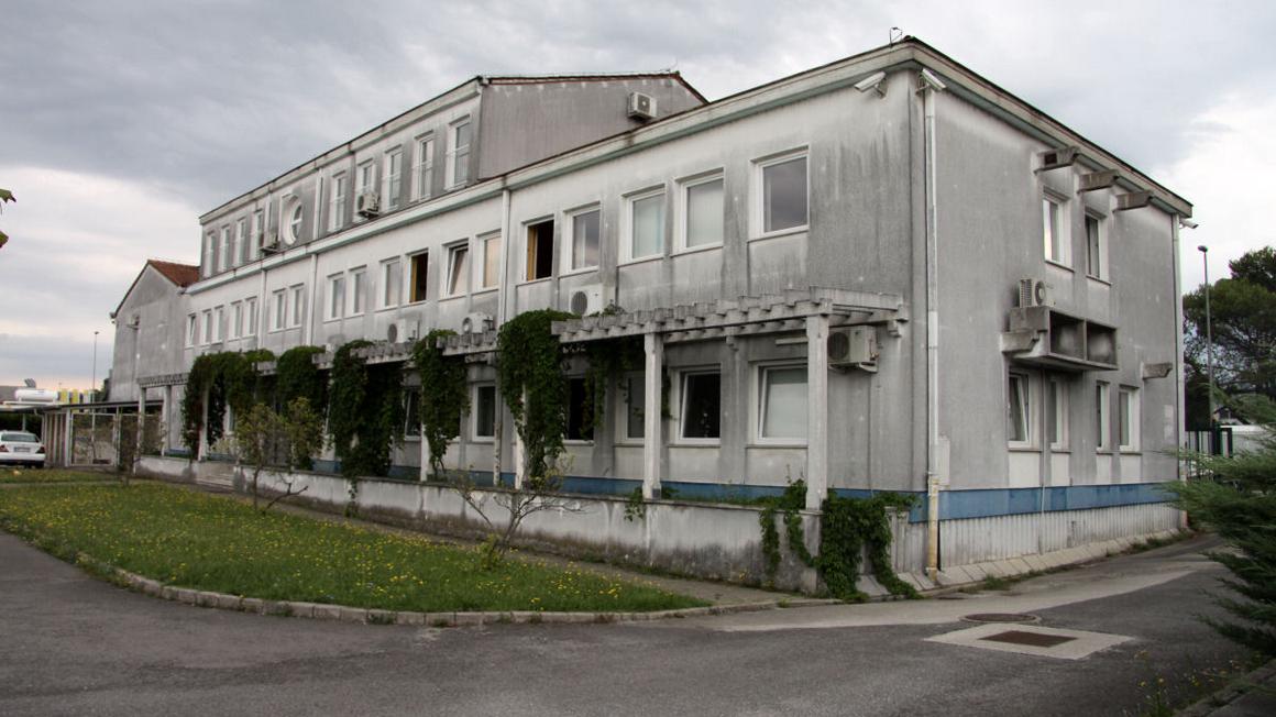 Ob stečaju Stavbenika je brez službe ostalo več kot sto delavcev. Odšli so brez odpravnine in ene plače. Foto: Radio Koper