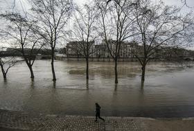 V hudourniških poplavah na jugozahodu Francije umrlo najmanj 13 ljudi