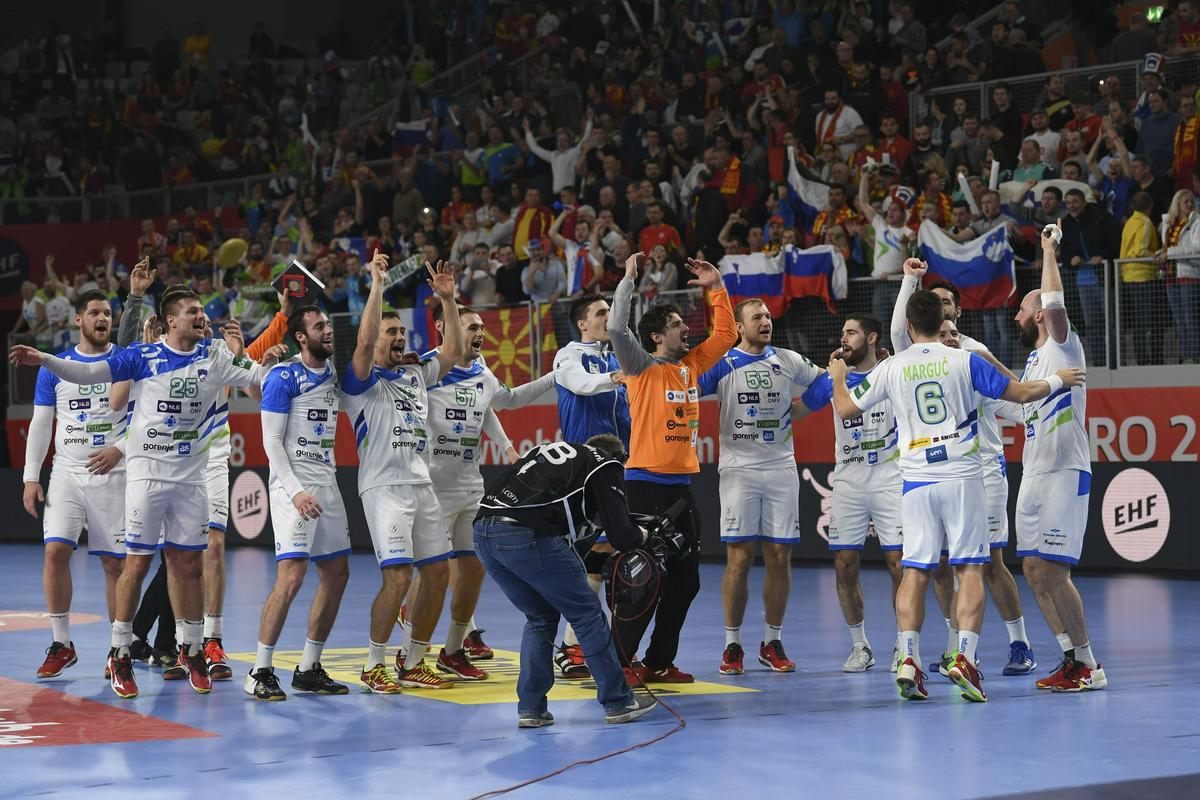 Slovenski rokometaši so takole skupaj s tisoči navijačev v Varaždinu rajali po izjemni zmagi nad Španijo, ki zdaj igra polfinale. Stavkom, ki se začnejo s