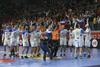 Slovenski rokometaši so takole skupaj s tisoči navijačev v Varaždinu rajali po izjemni zmagi nad Španijo, ki zdaj igra polfinale. Stavkom, ki se začnejo s
