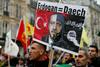 Plakat kurdskih protestnikov Parizu, na katerem turškega predsednika Erdogana enačijo s t. i. Islamsko državo. Foto: Reuters