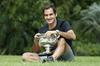 Roger Federer s pokalom številka 20, pred njim je naslednji cilj - vrnitev na prvo mesto lestvice ATP. Foto: Reuters