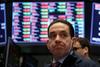 Preplah v New Yorku: Dow Jones je v petek izgubil 665 točk, kar je (v točkah) šesti največji padec v zgodovini. V ZDA je bila brezposelnost tudi januarja 4,1-odstotna, čeprav je bilo ustvarjenih neto 200 tisoč novih delovnih mest, kar je 20 tisoč več od pričakovanj. Ker je bila rast urne postavke najvišja po letu 2009 (na letni ravni 2,9-odstotna), se mnogi bojijo, da bo Fed letos obrestno mero zvišal več kot trikrat, kot pravijo trenutne napovedi, višje obresti pa tradicionalno neugodno vplivajo na cene delnic. Foto: Reuters