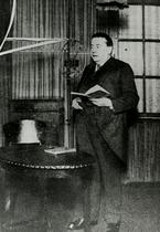 Pisatelj Fran Milčinski bere mladinske pripovedke v studiu na Bleiweisovi cesti v prvem studiu Radia Ljubljana leta 1930