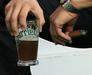 Zaradi življenjskega sloga za rakom pogosteje zbolevajo in umirajo moški. Ti namreč v večji meri uživajo alkohol kot ženske, med njimi je tudi več debelih, prav tako jih več kadi. Foto: BoBo