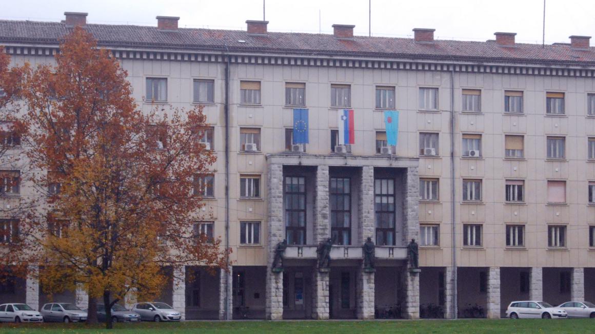 Občinsko stavbo v Novi Gorici že obnavljajo. Foto: Radio Koper