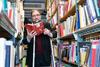 Boris A. Novak, slovenski pesnik, pisatelj, dramatik, esejist, prevajalec, predavatelj, literarni teoretik in urednik, se je rodil leta 1953 v Beogradu. Po končani Šubičevi gimnaziji je študiral primerjalno književnost in filozofijo na Filozofski fakulteti v Ljubljani, kjer je diplomiral leta 1978 in doktoriral leta 1996. Delal je kot dramaturg v SNG Drami v Ljubljani (1980-86), nato je bil vrsto let urednik literarne revije za otroke Kurirček in 1991-96 urednik literarnega programa za otroke v založbi DZS. Med politično gonjo po izidu sporne 57. številke (1987) je opravljal dolžnost urednika Nove revije. Foto: MMC RTV SLO/Miloš Ojdanić