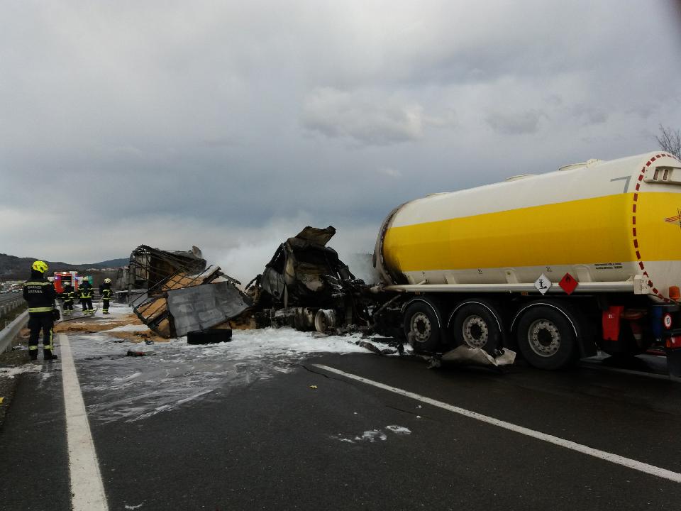 Okoli 7.30 so približno 200 metrov pred cestninsko postajo Dane trčila tri tovorna vozila. Zagorel je tovornjak s cisterno.