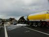 Okoli 7.30, približno 200 metrov pred cestninsko postajo Dane, so trčila tri tovorna vozila. Zagorel je tovornjak s cisterno, v kateri bi lahko bila nafta. Foto: Pečnik Ladika Erika