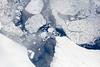 Taljenje ledu na Grenlandiji pri ledeniku Zachariæ Isstrøm. Posnetek je nastal z višine 8.534 metrov 29. avgusta 2017 v okviru Nasine misije IceBridge. Foto: Nasa/LVIS TEAM