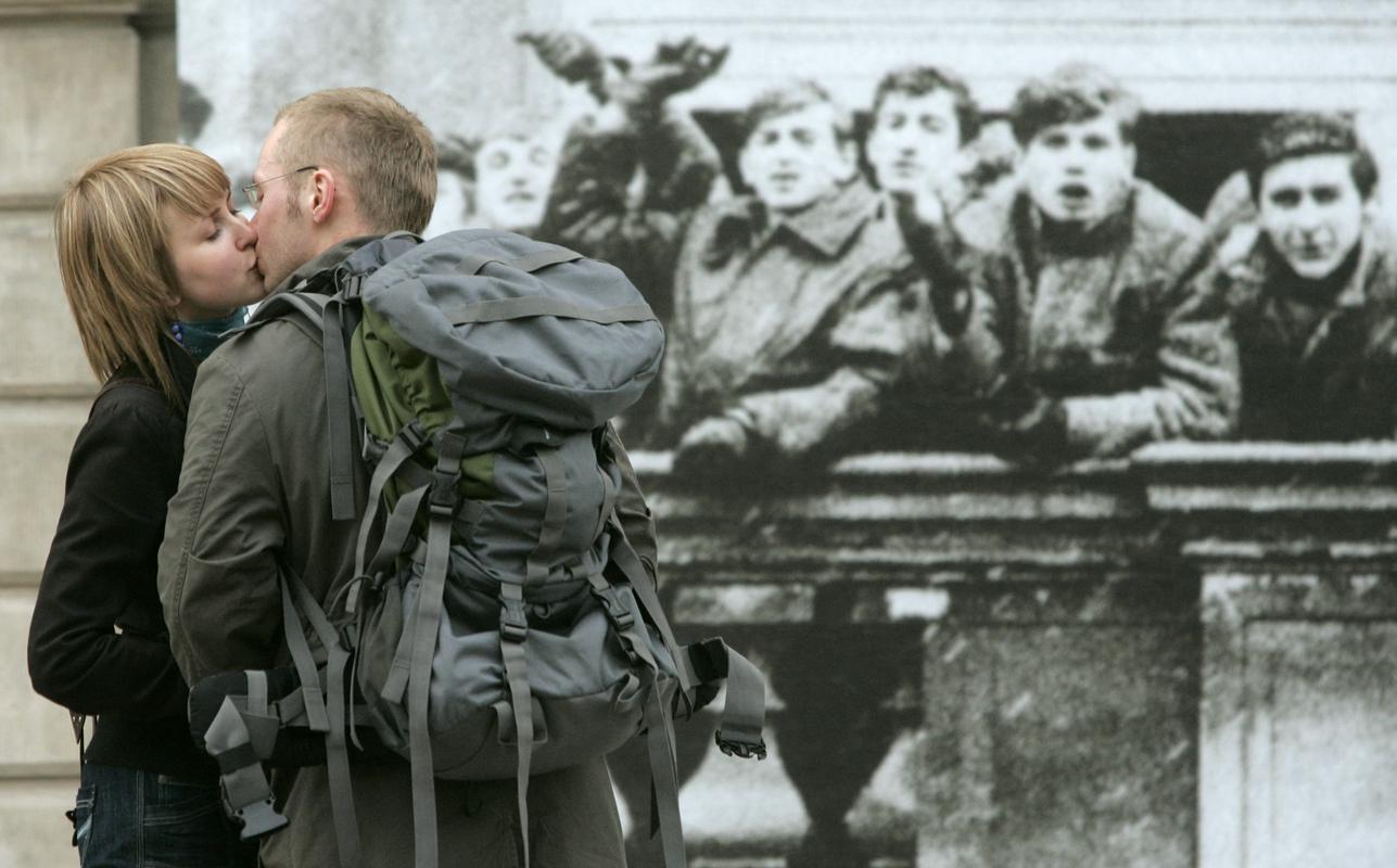 Simboličen poljub na varšavski ulici pred sliko študentskega protesta v mestu marca leta 1968. Varšava vsako leto zaznamuje obletnico študentskega upora proti komunističnim oblastem. Foto: Reuters