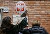 Zakon o holokavstu je pred tednom dni sprožil proteste pred veleposlaništvi po Evropi, zdaj so poljske oblasti temu dodale še nov ukaz. Foto: EPA