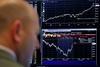 Dow Jones je v zadnjem tednu pridobil 4,25 odstotka (največ po novembru 2016), širši indeks S&P 4,3 odstotka (največ po januarju 2013) in tehnološki Nasdaq 5,31 odstotka (največ po decembru 2011). Četrtek je bil najboljši dan tedna. Dow Jones je na krilih Boeingovih delnic poskočil za dobrih 300 točk, krepko čez odstotek se je zvišala tudi vrednost indeksa Nasdaq, ki so ga navzgor potisnile zlasti delnice Amazona, Netflixa in Alphabeta. Oba indeksa sta se povzpela nad 50-dnevno drseče povprečje, kar je pozitiven signal. Foto: Reuters