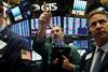 Na Newyorški borzi vrednostnih papirjev so po prazničnem ponedeljku v torek spet trgovali, vodilni indeksi pa so se precej znižali. Dow Jones, ki je prejšnji teden poskočil za 4,2 odstotka, je izgubil odstotek in je zdrsnil pod 25 tisoč točk. Foto: Reuters