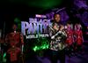 Chadwick Boseman na spektakularni svetovni premieri Črnega panterja. Statistke v ozadju predstavljajo vojsko Dora Milaje, ki brani Wakando. Foto: Reuters