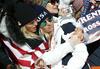 Lindsey Vonn v ciljnem izteku superveleslaloma, na katerem je ostala brez odličja, v objemu svoje sestre. Foto: Reuters