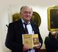 Predsednik Društva Vukova zadužbina Živorad Andrejić ima v rokah dela Milutina Milankovića. Zgodovina astronomije je v slovenščini dostopna skoraj 70 let. Foto: BoBo/Bobo