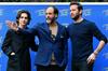 Režiser Luca Guadagnino (v sredini) in glavna igralca, ljubljenca občinstva Armie Hammer (desno) in Timothée Chalamet (levo). Foto: EPA