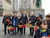 Slavko Ivančić, Werner in Milan Brglez so po središču prestolnice delili rdeče nageljne. Foto: Facebook