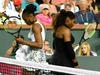 Dvoboj Venus (levo) in Serena Williams je ponoči požel največ pozornosti teniške javnosti. Foto: Reuters