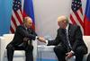 Čigav stisk bo močnejši? Vladimir Putin in Donald Trump julija 2017 na srečanju v Hamburgu. Le nekaj tednov pozneje je Putin ukazal izgon 755 ameriških diplomatov kot povračilni ukrep za uvedbo novih sankcij proti Rusiji. Foto: EPA
