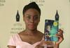 Chimamande Ngozi Adichie se je rodila v Nigeriji leta 1977, pozneje pa se je preselila v ZDA. Svoj romaneskni prvenec Škrlatni hibiskus (Purple Hibiscus) je izdala leta 2003. Leta 2007 mu je sledil roman Polovica rumenega sonca, za katerega je kot najmlajša in prva afriška pisateljica prejela prestižno britansko književno nagrado orange, po njem pa so posneli tudi film. Foto: EPA