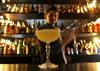 V Rimskih Toplicah se je za naslov najboljšega pomerilo 12 profesionalnih barmanov (slika je simbolična). Foto: Reuters