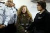 Ahed Tamimi je vojaka oklofutala, potem ko je izvedela, da je izraelska vojska v glavo hudo ranila njenega bratranca. V času dogodka je bila stara 16 let. Foto: Reuters