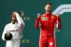 Sebastian Vettel je ponovil lansko zmago v Melbournu, Lewis Hamilton, ki je bil daleč najhitrejši v kvalifikacijah, pa se je lahko le prijel za glavo. Foto: Reuters