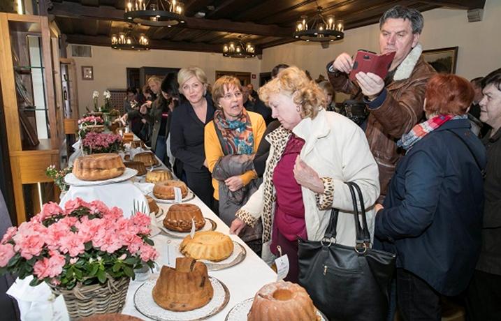 Poleg tradicionalnih orehovih in pehtranovih so bile med razstavljenimi poticami tudi kokosove, čokoladne, korenčkove, bučne in druge potice. Foto: Andrej Križ