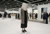 Obiskovalka sejma Art Basel Hong Kong