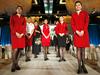Stevardese Cathay Pacifica leta 2011 na predstavitvi uniform. Na nove bodo zdaj verjetno morale čakati vse do leta 2021. Foto: Reuters